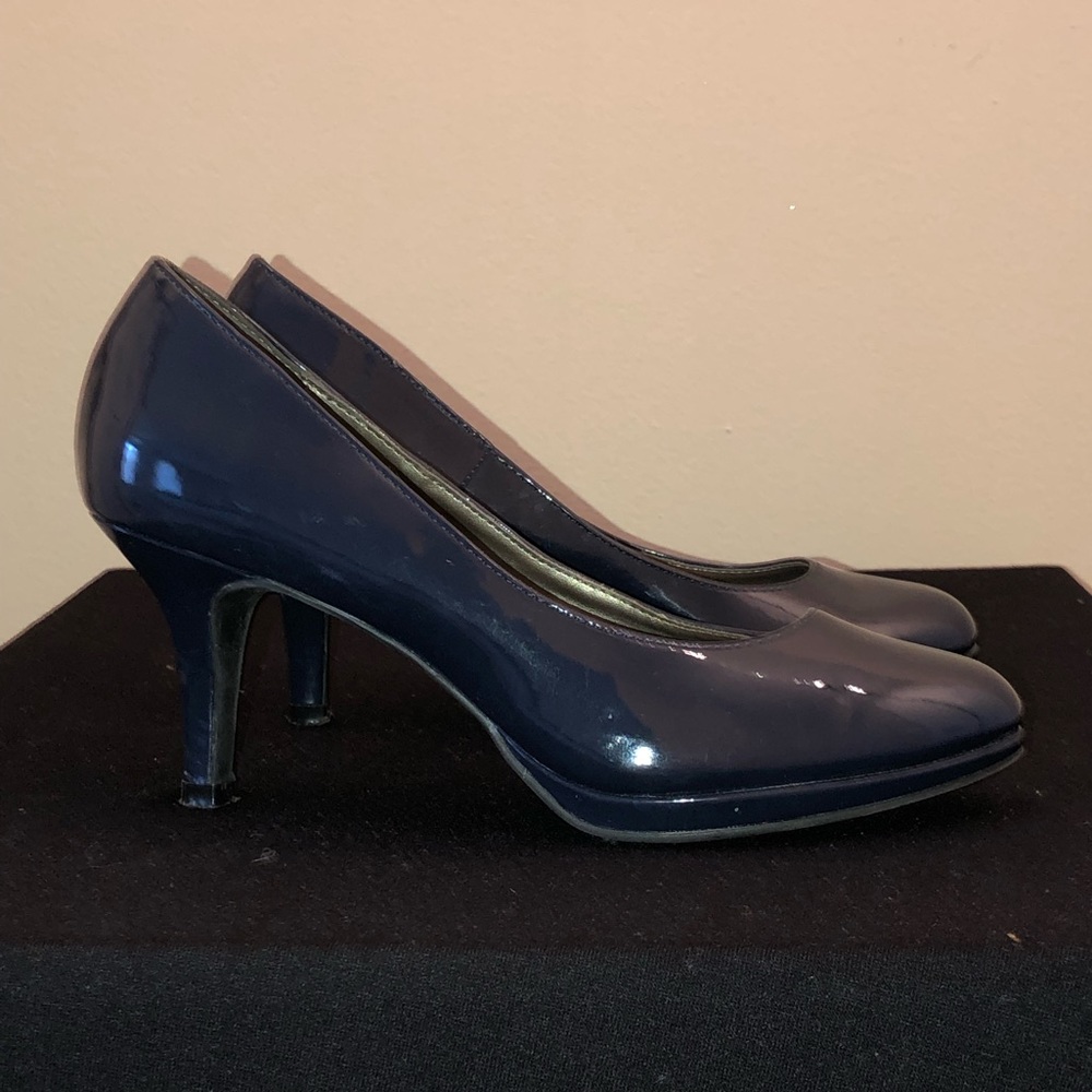Navy Pumps- perfect condition size 6